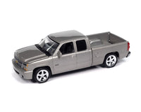 Auto World 1:64 2006 Chevrolet Silverado SS Truck Extended Cab Fleetside bed – Silver Birch Metallic